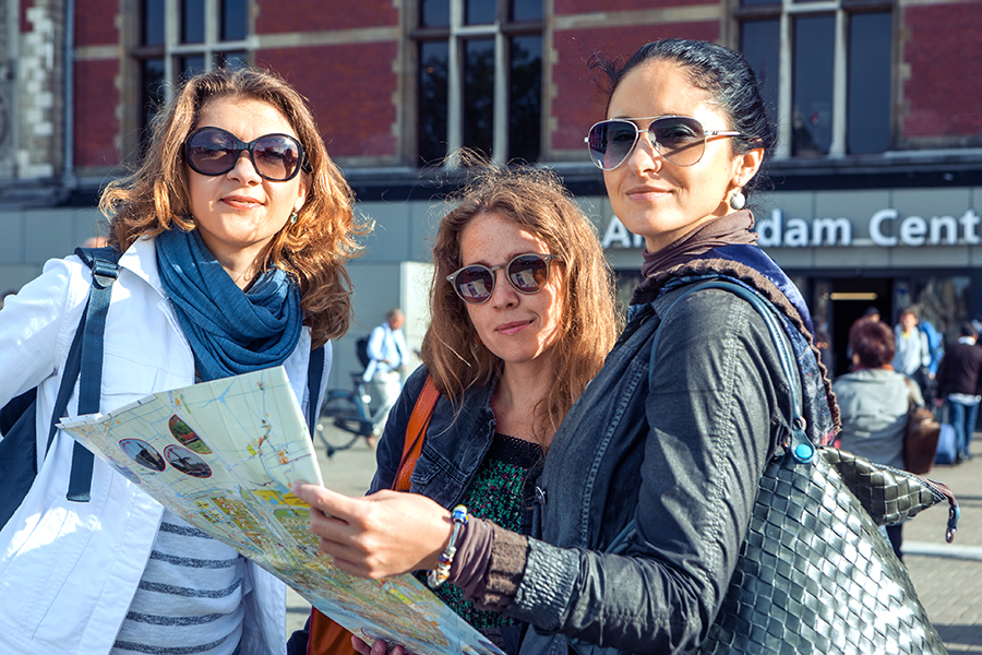 Frei Frauen gucken sich einen Stadtplan von Amsterdam an