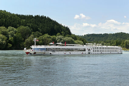 A-Rosa Flusskreuzfahrtschiff auf einem Fluss