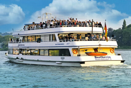 Schifffahrt auf dem Rhein in Bad Breisig