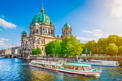 Schiff fährt auf der Spree am Berliner Dom vorbei