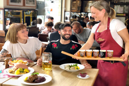 Ein Pärchen sitzt in dem Restaurant Berliner Republik und wird von einer Kellnerin bedient