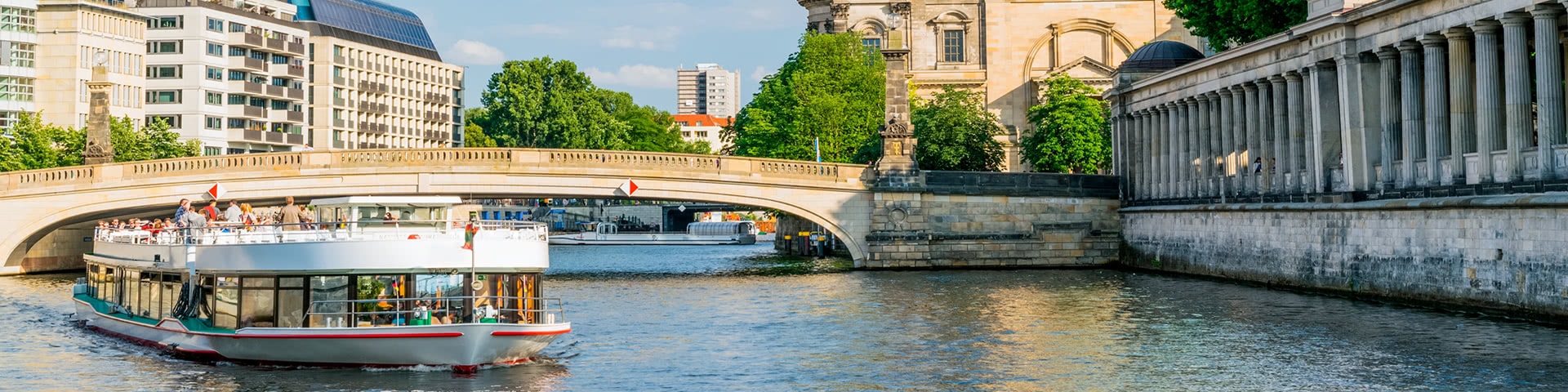 Schiff auf der Spree fährt am Berliner Dom vorbei