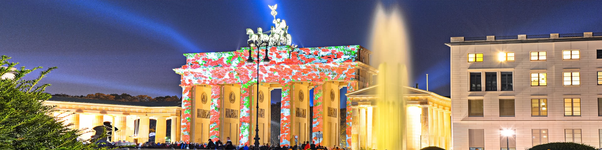 Kunstvoll beleuchtetes Brandenburger Tor in Berlin