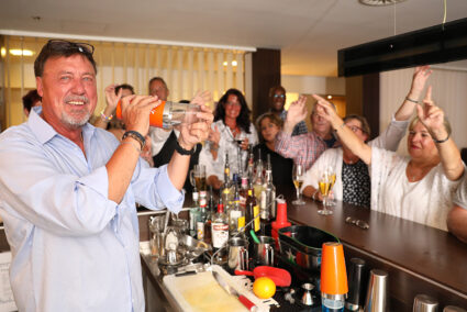 Barkeeprer mit Gästen an der Hotelbar in Bielefeld