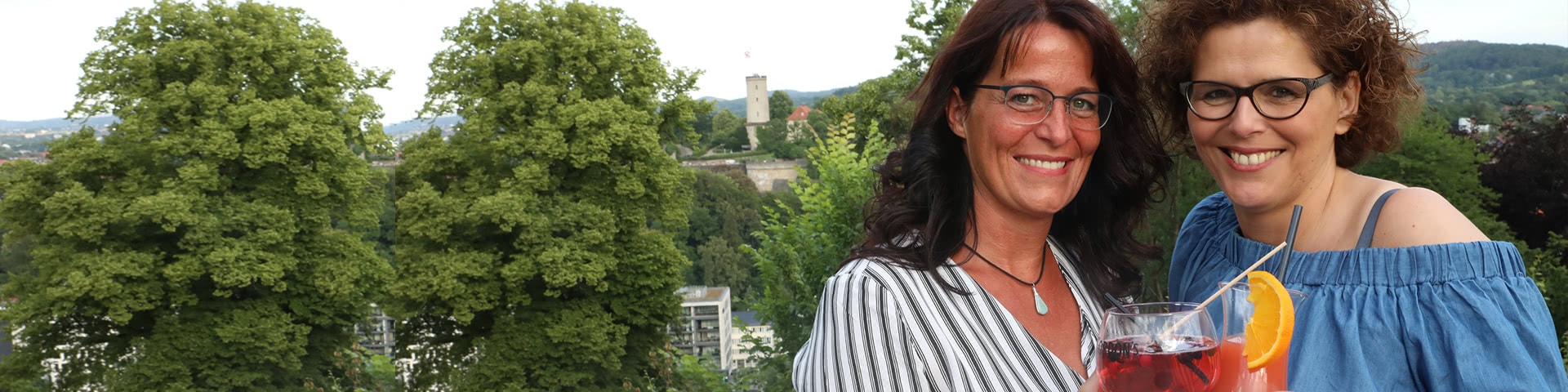 Zwei Frauen in Bielfeld im Hintergrund Sparrenburg