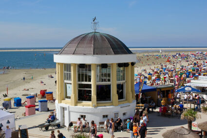 Buntes Treiben am Strand von Borkum