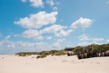 Der Strand auf Borkum mit blauem Himmel und Wolken