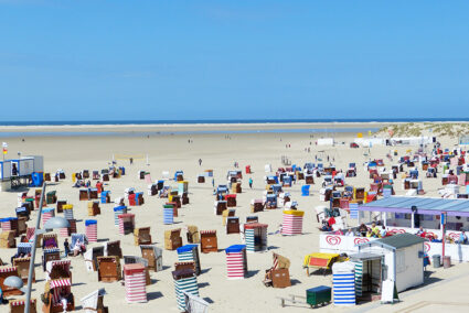 Strand in Borkum mit vielen bunten Strandkörben