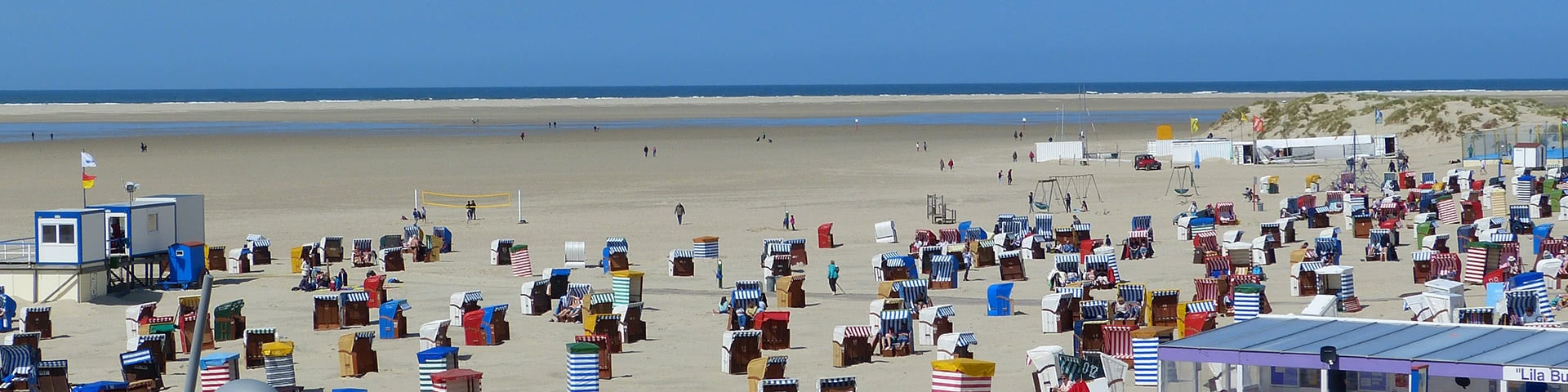 Strand in Borkum mit vielen bunten Strandkörben