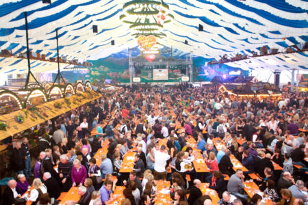 Volles Festzelt af dem Bremer Freimarkt