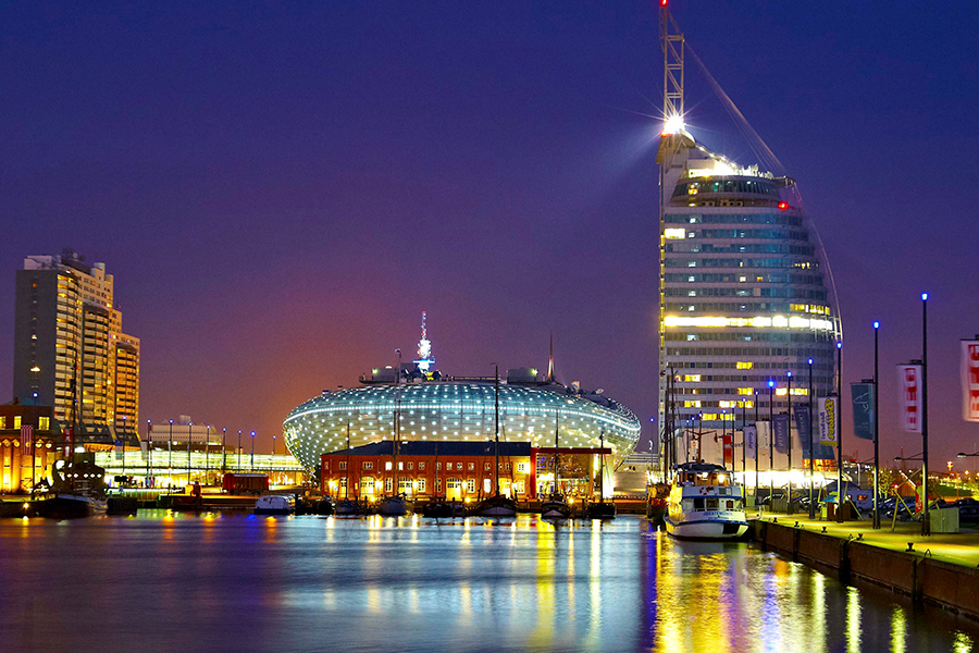 Klimahaus und Atlantic Hotel in Bremerhaven bei Nacht