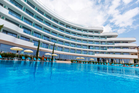 Außenansicht mit Pool vom Astoria Mare Hotel in Bulgarien