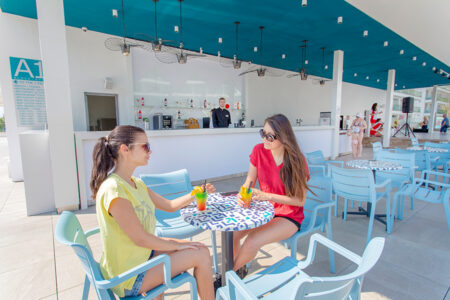 Zwei Frauen trinken ein Cocktail an der Außenbar im Hotel Astoria Mare in Bulgarien