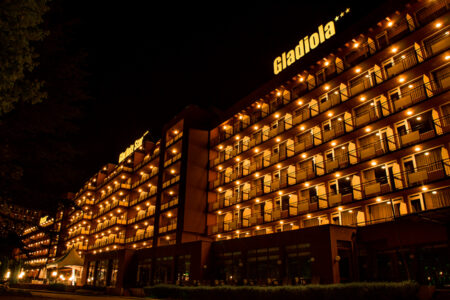 Außenansicht vom Hotel Gladiola in Bulgarien bei Nacht