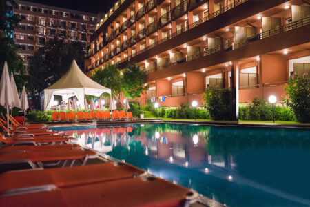 Außenansicht mit Pool vom Hotel Gladiola Star bei Nacht