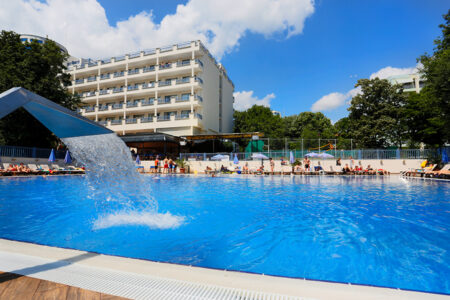 Außenansicht mit Pool vom Hotel Sofia in Bulgarien