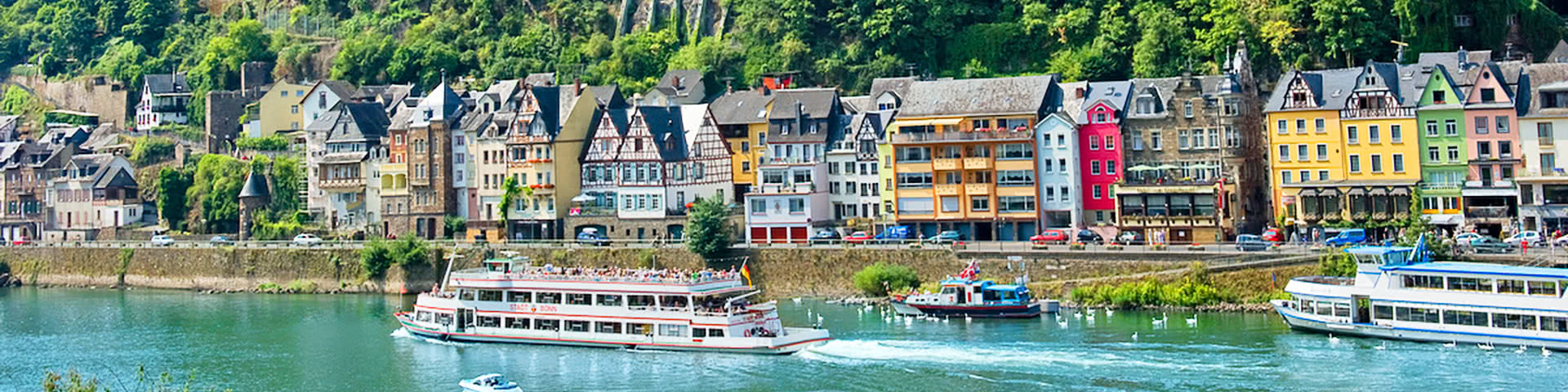 Schiffe auf der Mosel in der Altstadt von Cochem