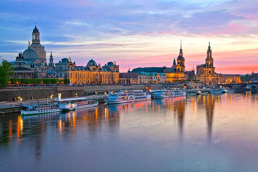 Elbufer an der Altstadt von Dresden bei Sonnenuntergang