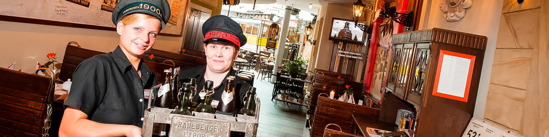 Zwei Kellnerinnen mit einer Box Bier in einem Restaurant in Dresden