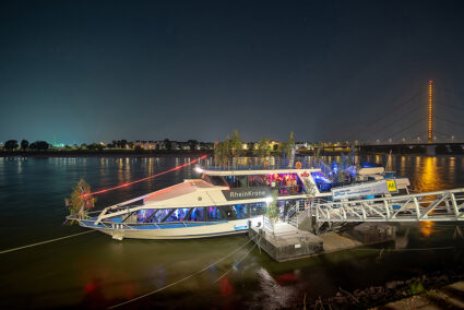 Das Eventschiff KD-Rheinkrone an einem Anleger in Düsseldorf bei Dunkelheit