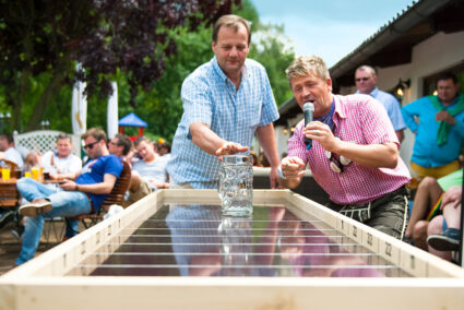 Bei der Wiesn-Olympiade in Frielendorf wird Bierkrug-Weitschieben gespielt