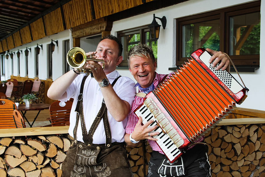 Zwei Musiker in Tracht spielen Trompete und Akkordeon in Frielendorf