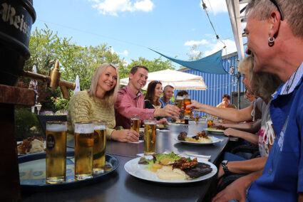 Gruppe ist gemiensam im Biergarten in Grefrath