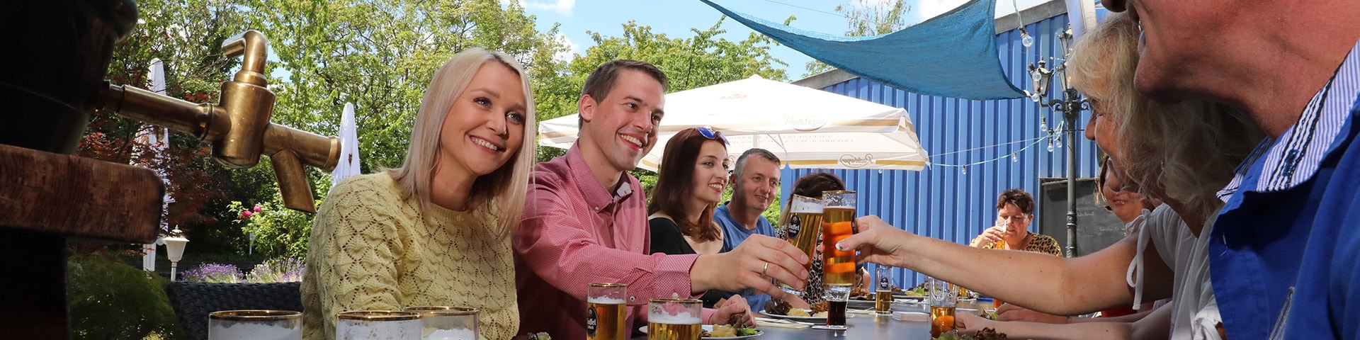 Gruppe isst gemeinsam in einem Biergarten in Grefrath