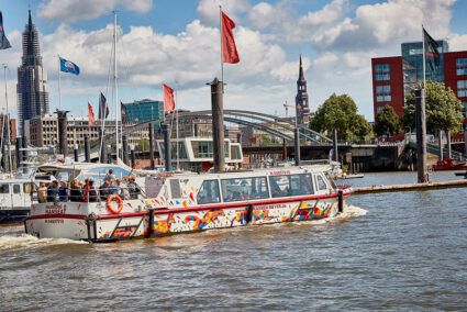 Buntes Schiff auf einem Fluss