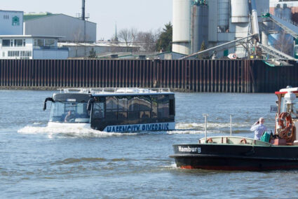 Hafencity Riverbus fährt durch den Hafen in Hamburg