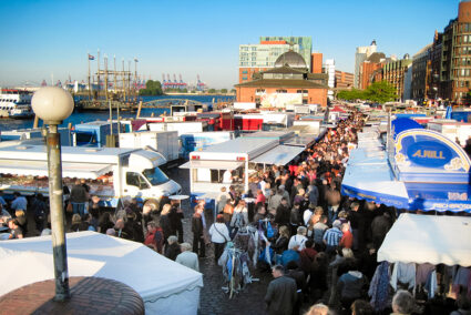 Viele Stände und Buden am Haburger Hafen auf dem Hafengeburtstag