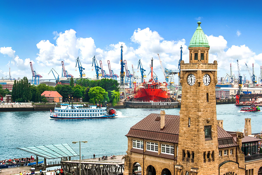 Landungsbrücken mit Hafen in Hamburg