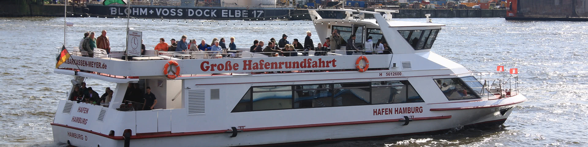 Schiff macht Hafenrundfahrt im Hamburger Hafen