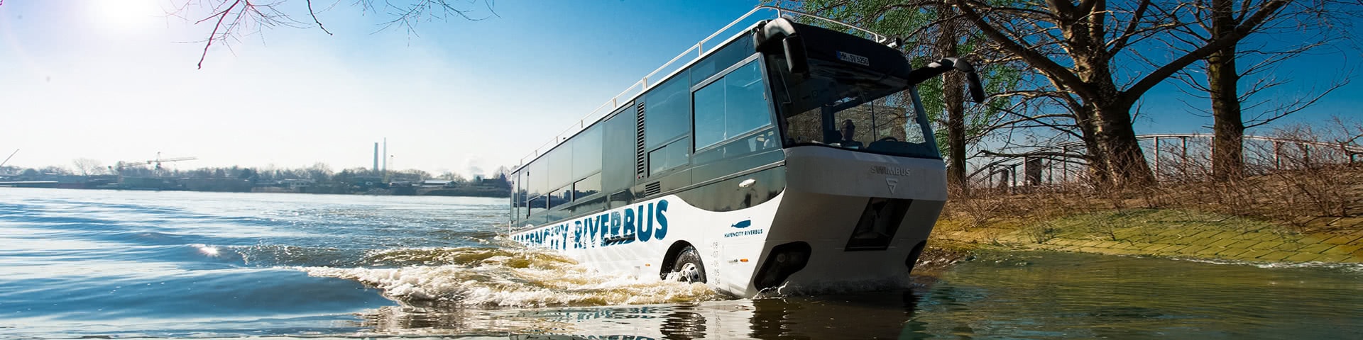 Hafencity Riverbus fährt aus dem Wasser raus aufs Land