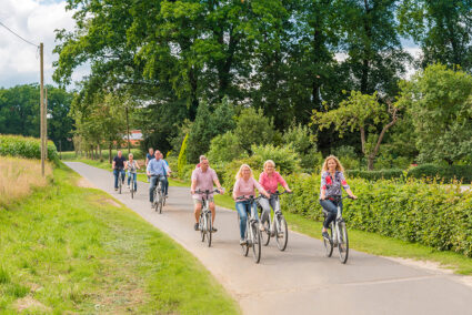 Gruppe macht Radtour durch das Hasetal