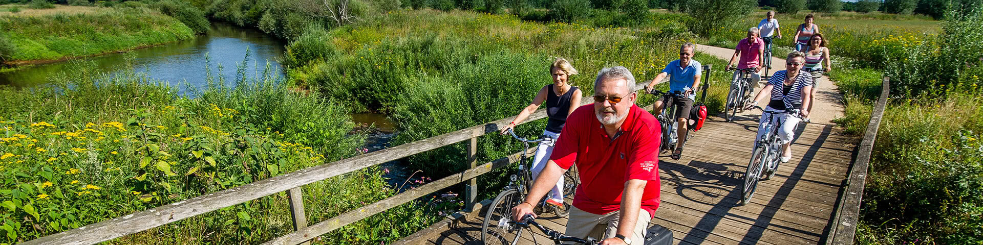 Radfahrer fahren über eine Brücke im Hasetal