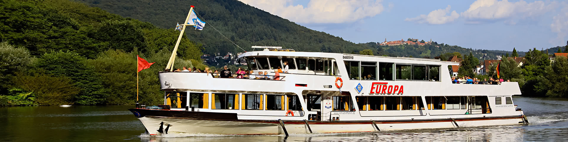 Passagierschiff auf dem Neckar in Heidelberg