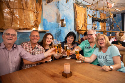 Gruppe trinkt gemeinsam Bier in der Tanzbar 