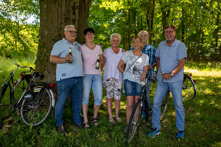 Gruppe macht Pause von einer Radtour am Hennesee