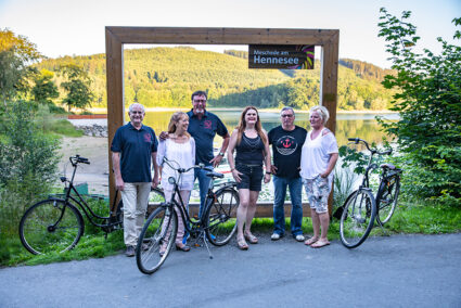 Gruppe macht Pause von Radtour an einem XXL-Fotorahmen am Hennesee