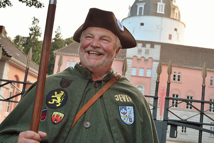 Nachtwächter vor dem Schloss in Jever