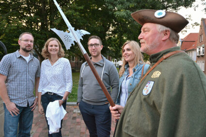 Gruppe macht Nachtwächtertour in Jever