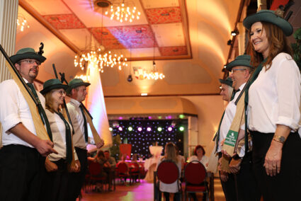 Schützen stehen Spalier im Saal in Jever