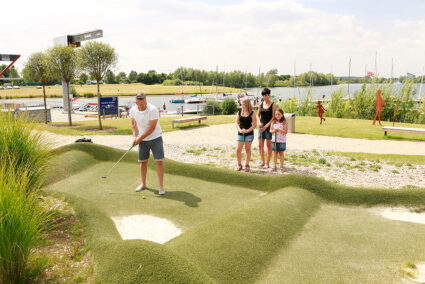 Familie spielt Minigolf in Xanten