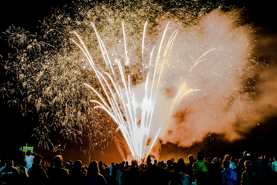 Feuerwerksfontäne beim Feuerwerksfestival in Kalkar