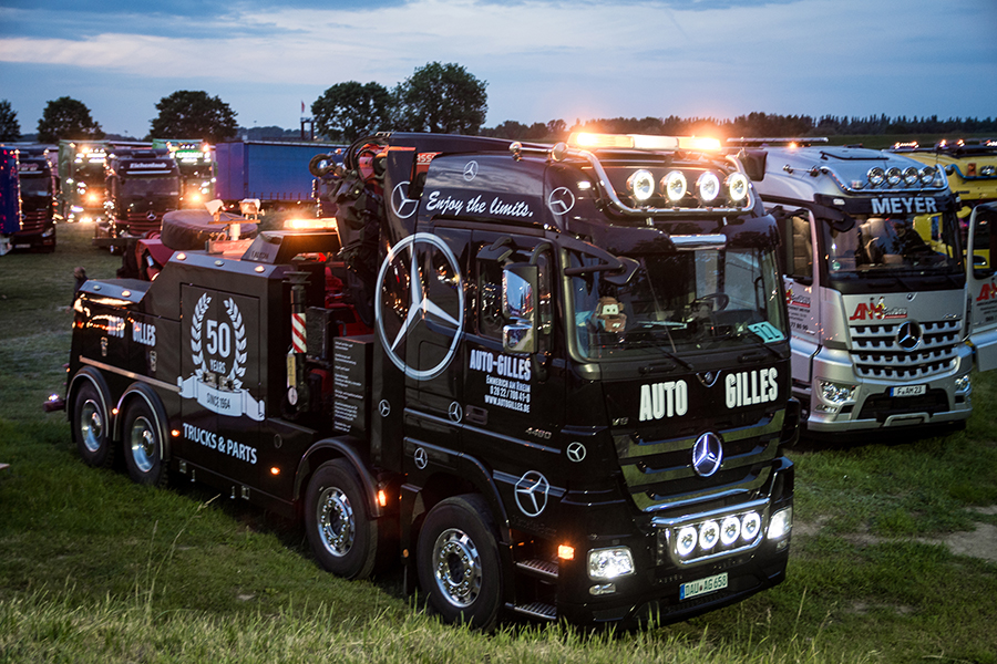 Große beleuchtete Trucker beim Truckerfestival in Kalkar