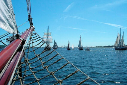 Viele Segelschiffe vor Kiel während der Kieler Woche