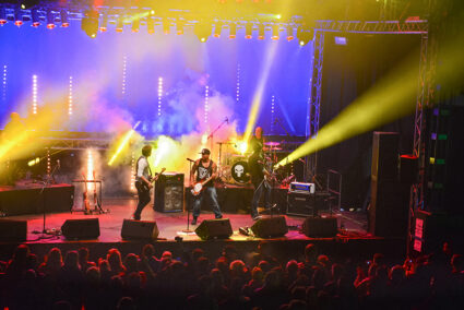 Band tritt im Musikzelt auf der Kieler Woche auf