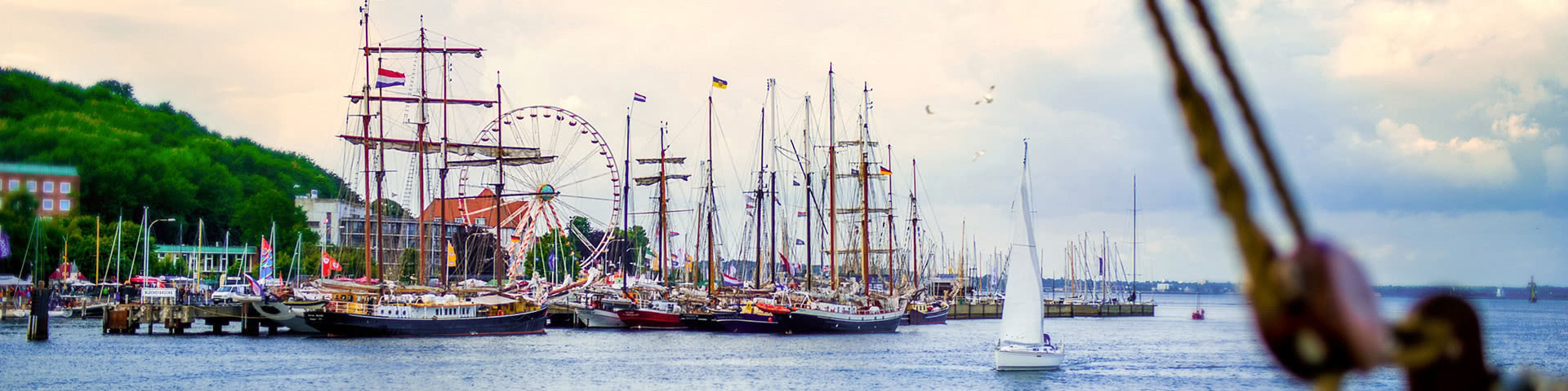 Panoramablick auf den Kieler Hafen während der Kieler Woche