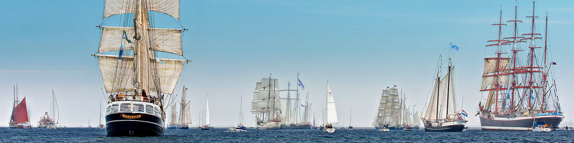 Viele große Schiff auf See vor Kiel während der Kieler Woche